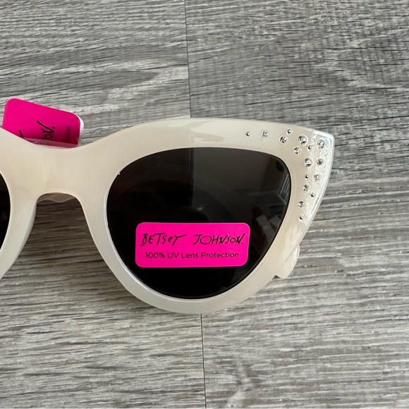 NWT Betsey Johnson Women's Pin Up Sunglasses Cateye, Nude/Snakeskin, 52mm - Picture 7 of 10